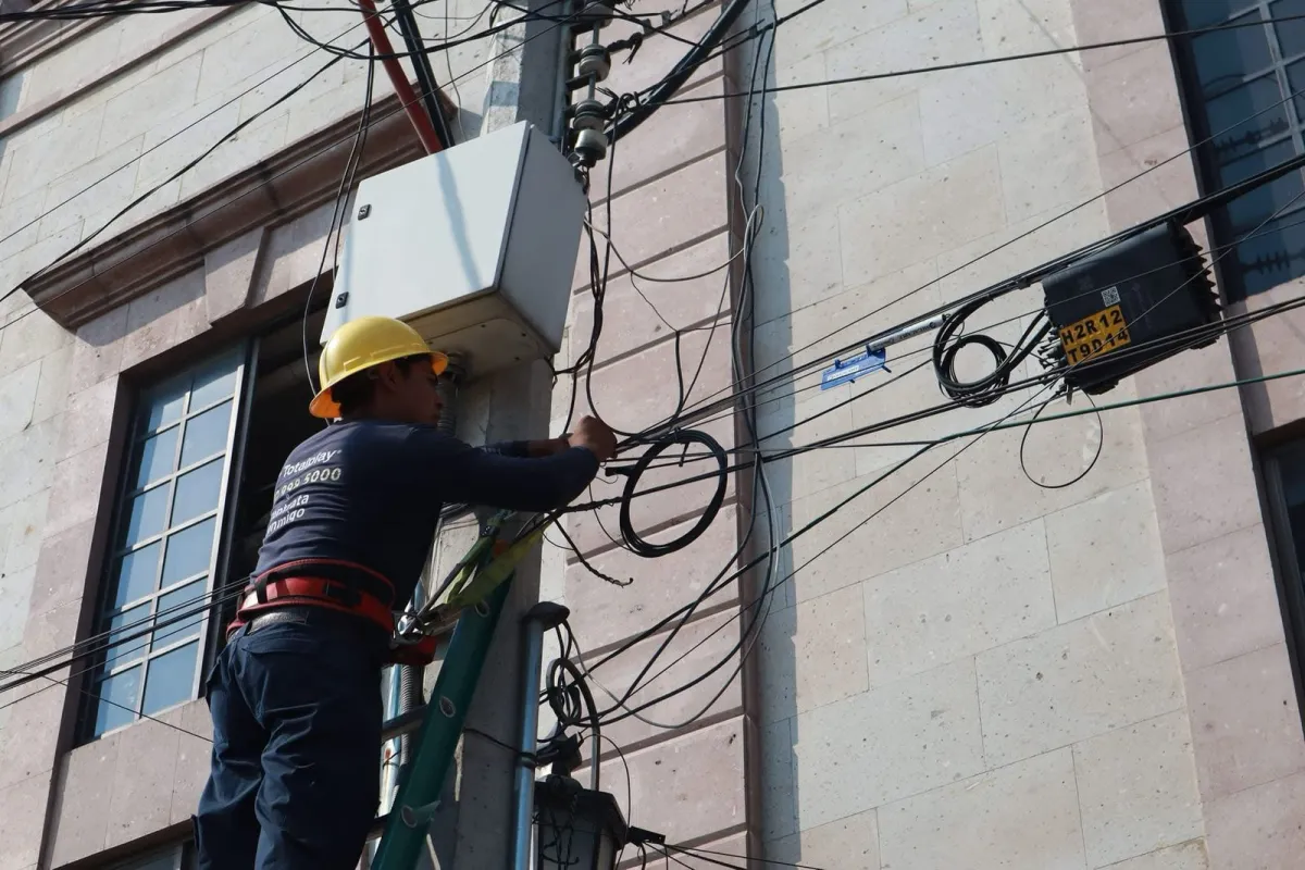 Refuerza Saltillo acciones para eliminar cableado en desuso en Distrito Centro