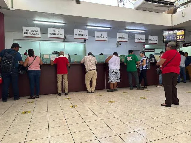 Largas filas para aprovechar descuentos en trámites vehiculares