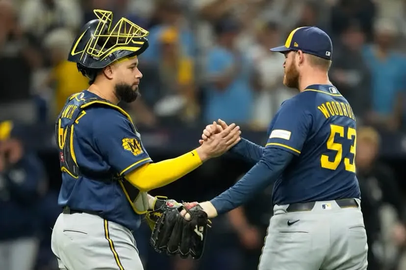 Cerveceros aplastan 10-1 a Tampa Bay y quedan a un triunfo del título de Serie Mundial