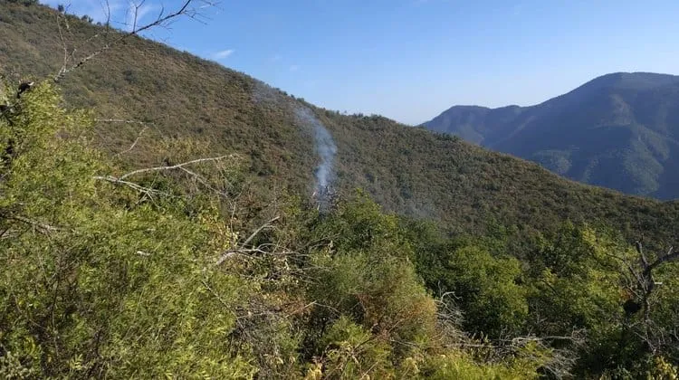 Caída de un rayo desata incendio en la sierra de Santiago