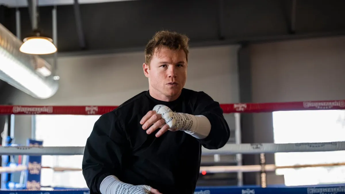 'Canelo' Álvarez se someterá a una operación de codo que pospondría su regreso al ring en 2026