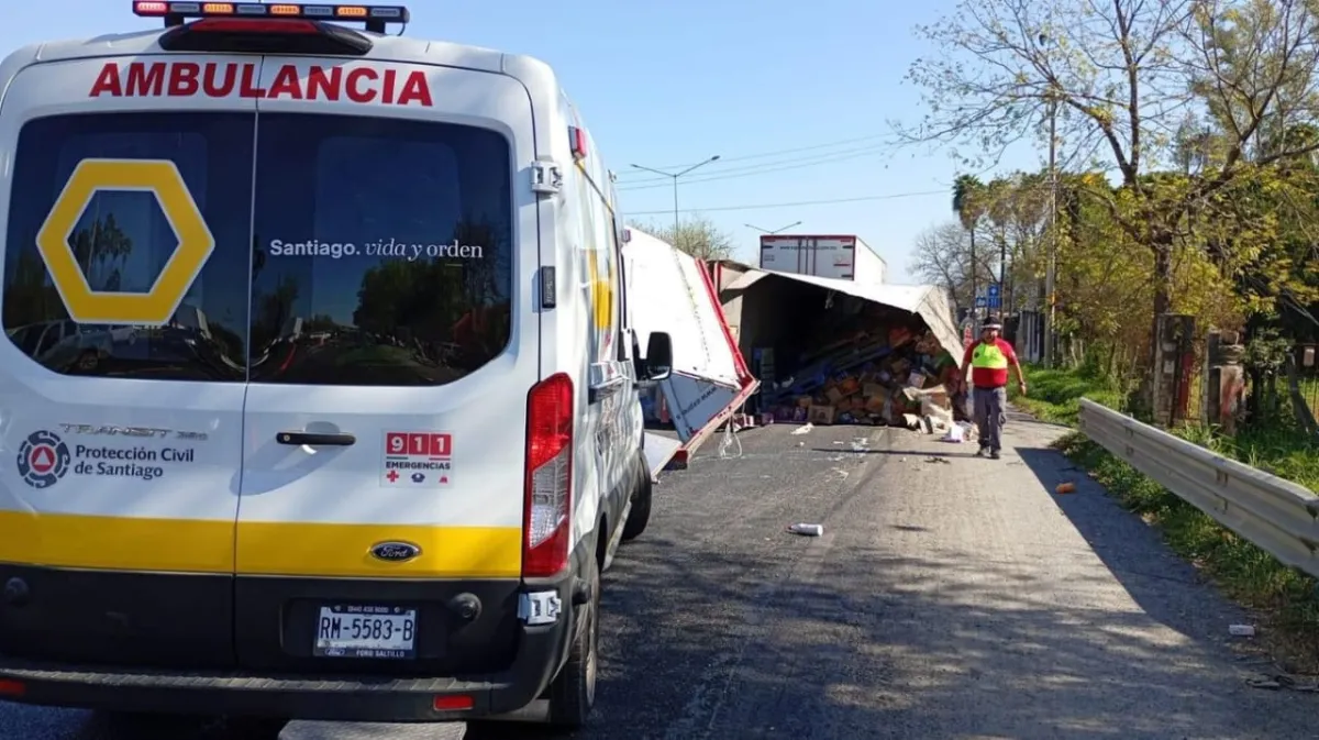 Reabren circulación en Carretera Nacional tras volcadura de tráiler en Santiago