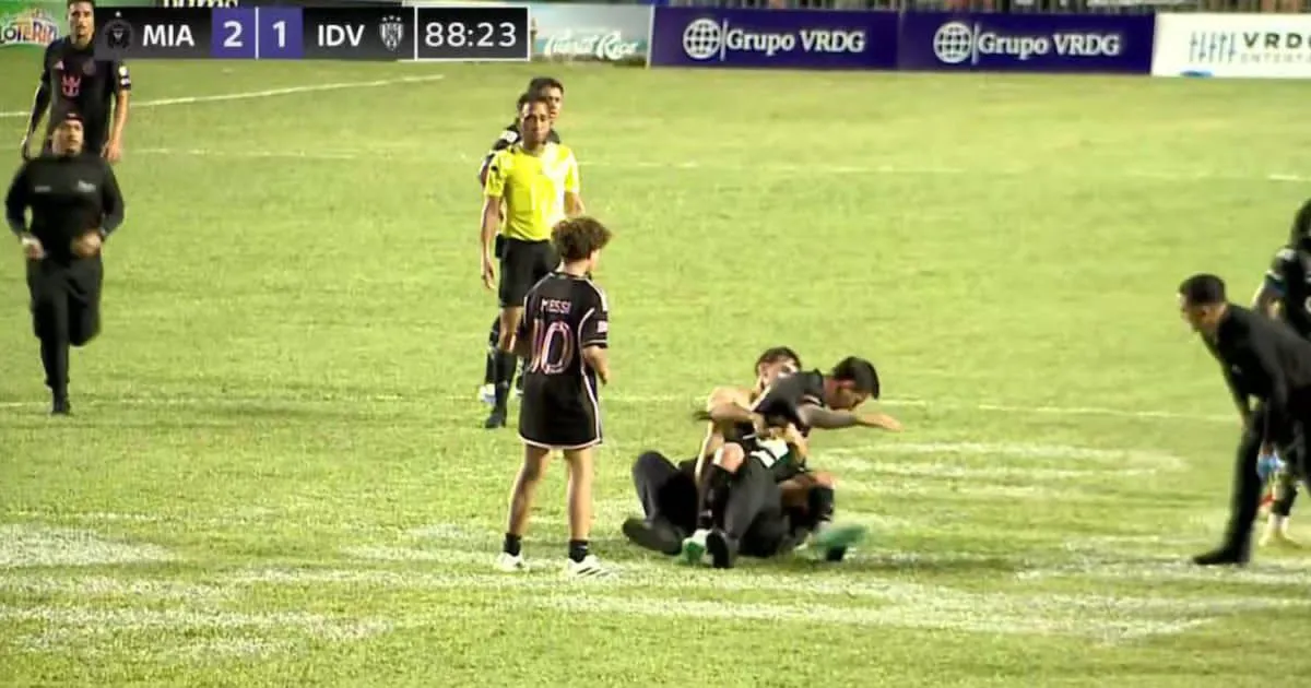 Aficionados invaden la cancha y derriban a Messi en amistoso en Puerto Rico