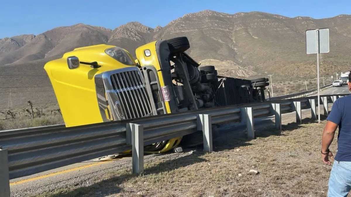 Mujer sufre amputación tras volcadura de tráiler en la carretera libre a Saltillo
