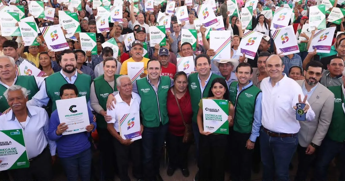 Manolo Jiménez entrega 500 escrituras en Saltillo; buscan beneficiar a más de 3 mil familias este año