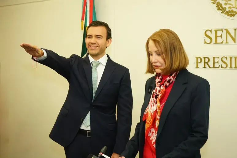 Gabriel Elizondo rinde protesta como senador por Coahuila