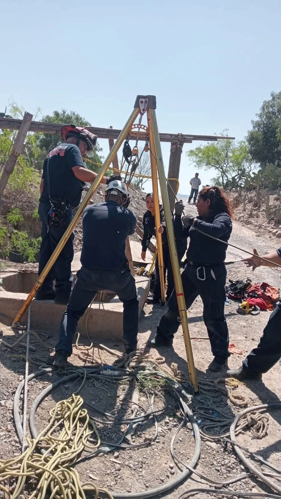 Rescate al límite: bomberos salvan a dos de una noria en Saltillo