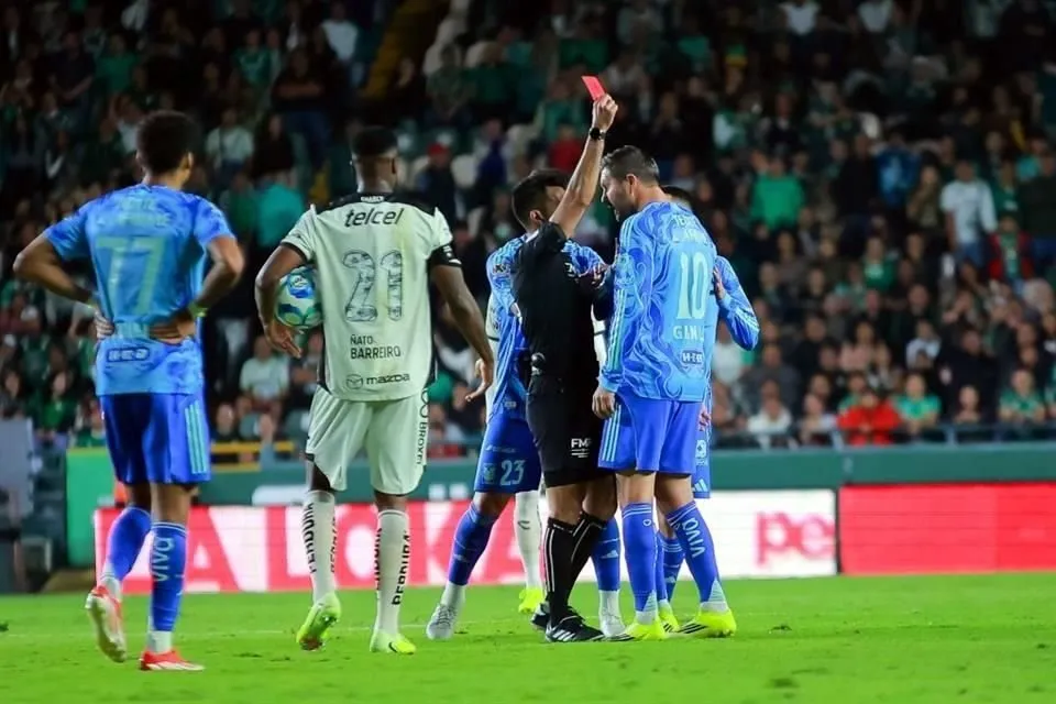Gignac es expulsado por primera vez en México durante el partido León vs Tigres