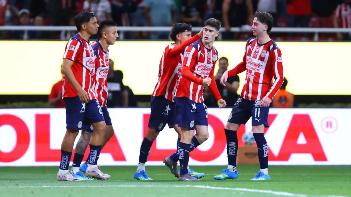Chivas rescata empate con penal polémico y mantiene su invicto ante Pumas