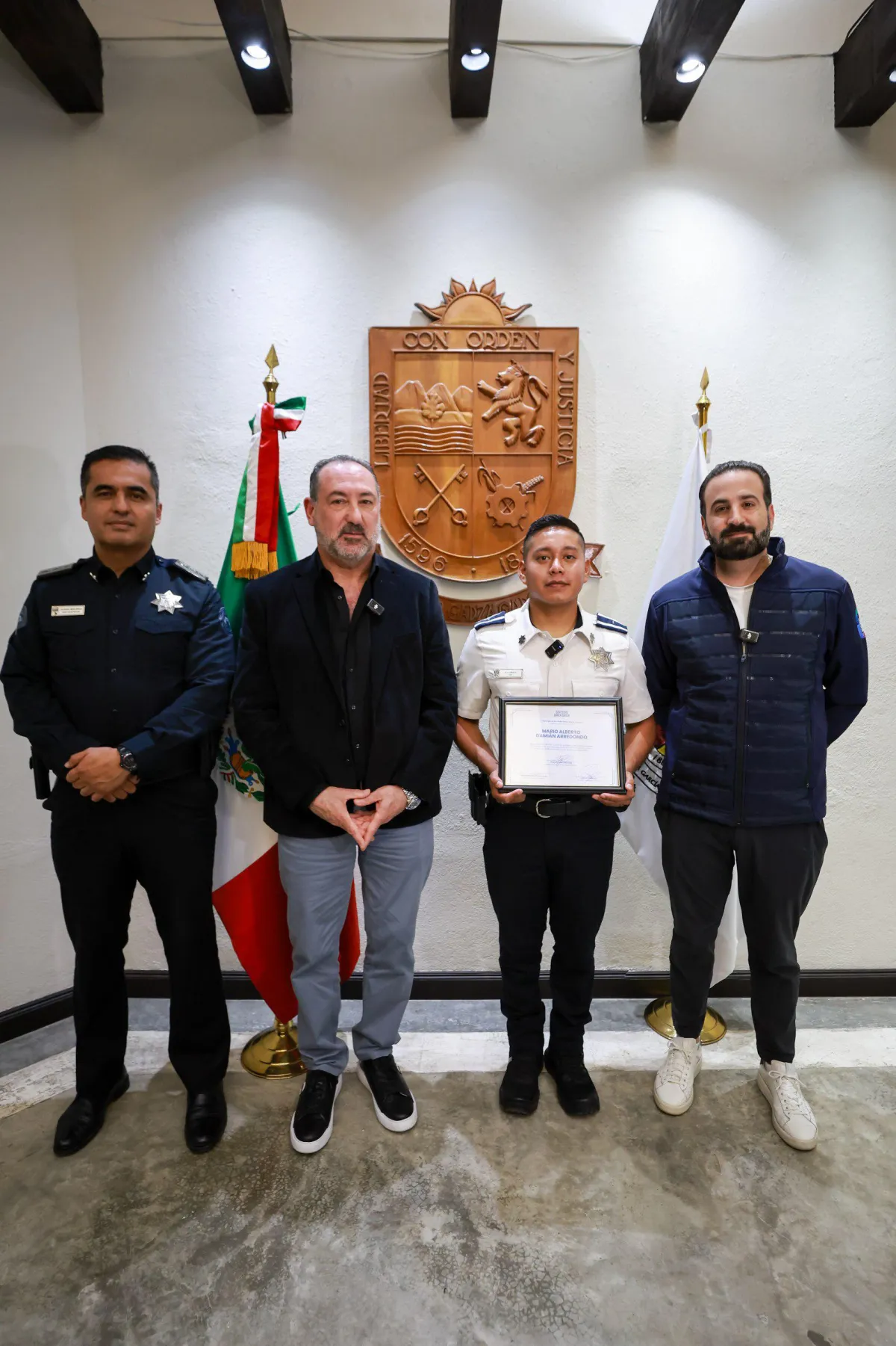 Reconocen a policía de San Pedro por rescatar a bebé y perrito durante incendio