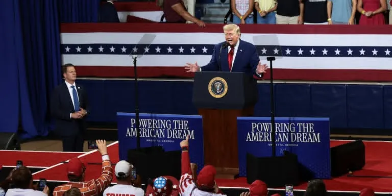 Trump asegura que empresas están dejando México y Canadá