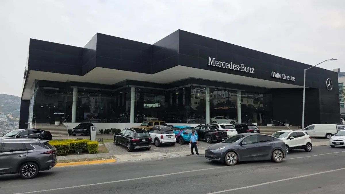 Compradores de Mercedes-Benz en NL enfrentan meses de espera por refacciones