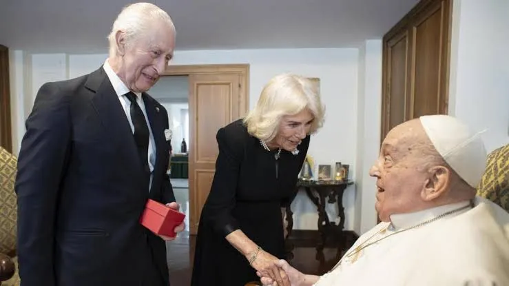 El papa Francisco reaparece sin oxígeno junto a los reyes Carlos y Camila