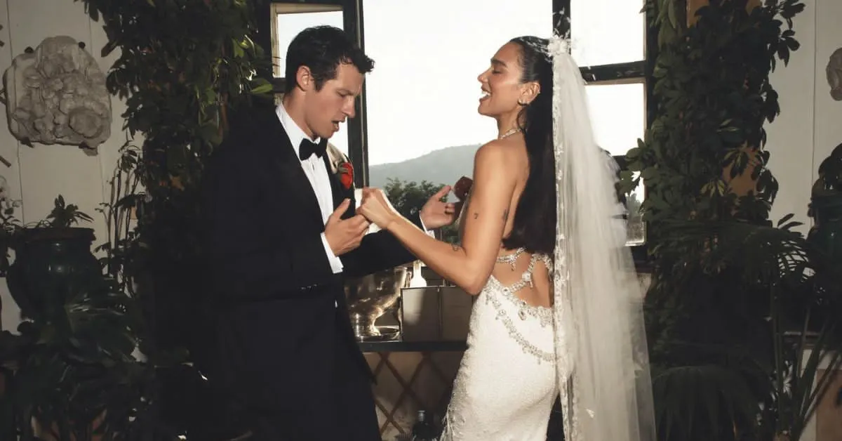 Dua Lipa revela las primeras fotos de su boda y deslumbra con un exclusivo vestido de Chanel