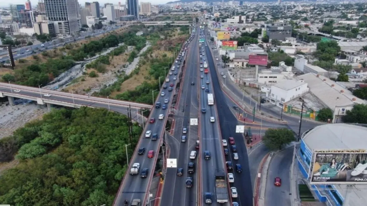 Cierran carriles en Morones Prieto por trabajos de mantenimiento pluvial