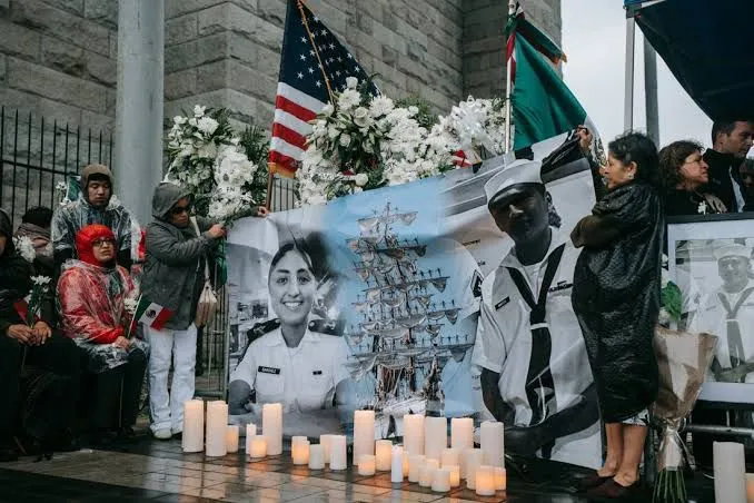 Con flores y música, despiden a los cadetes del buque Cuauhtémoc en NY