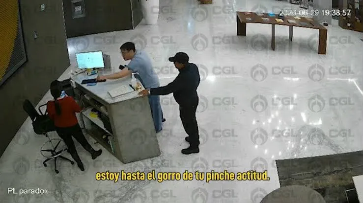 Investigan agresión de huésped contra recepcionista en hotel de Santa Fe; ataque quedó grabado