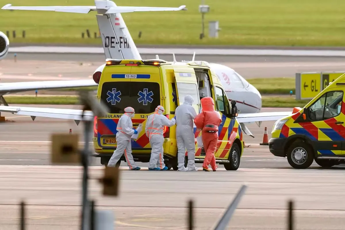 Avión con pacientes posiblemente infectados de hantavirus aterriza de emergencia en Gran Canaria