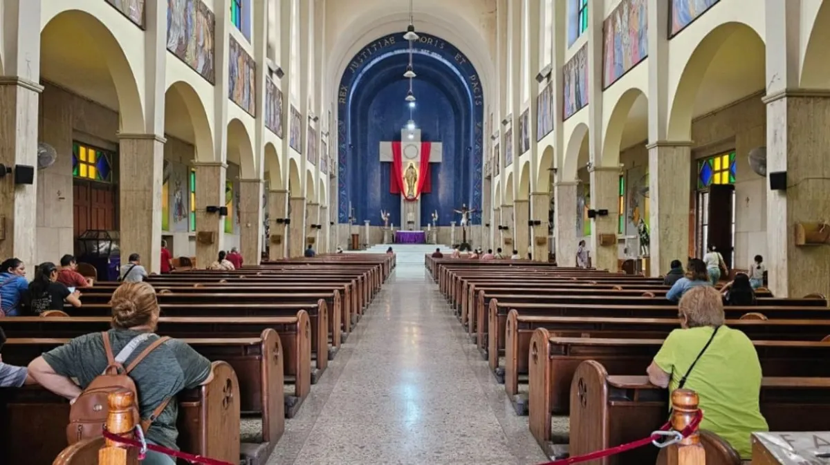 Fieles llenan parroquias de Monterrey durante celebraciones de Semana Santa