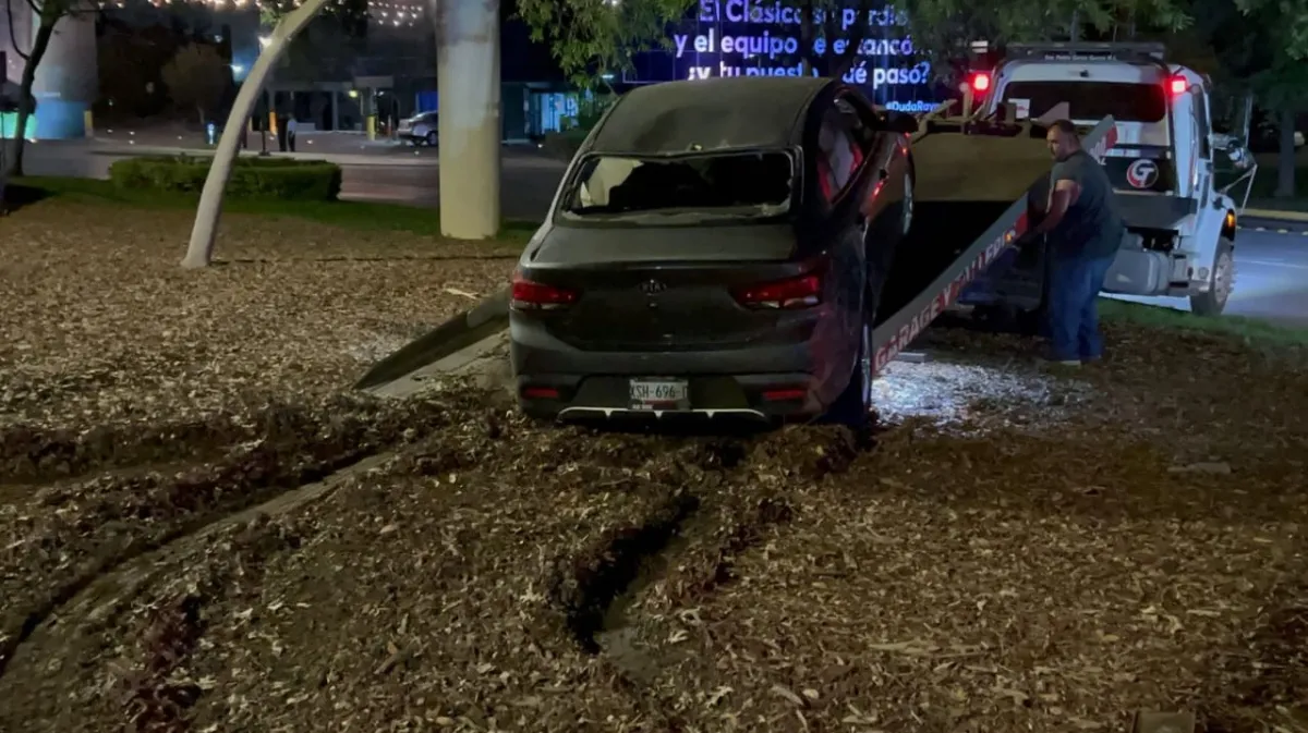 Conductor pierde el control y se estrella contra árbol en Calzada del Valle; presumen que manejaba ebrio