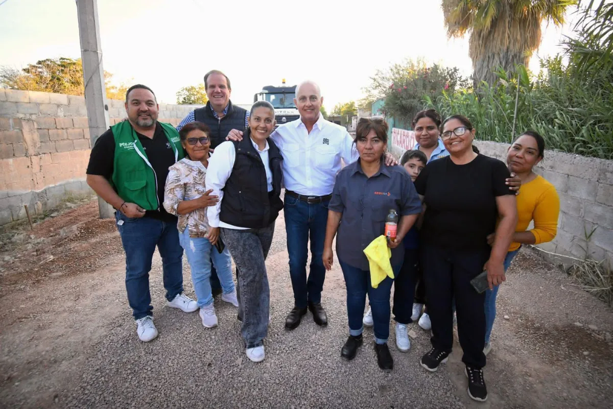 Alcalde supervisa pavimentación en el ejido Santa Fe; fortalecerá movilidad en el Sector 6 de Torreón