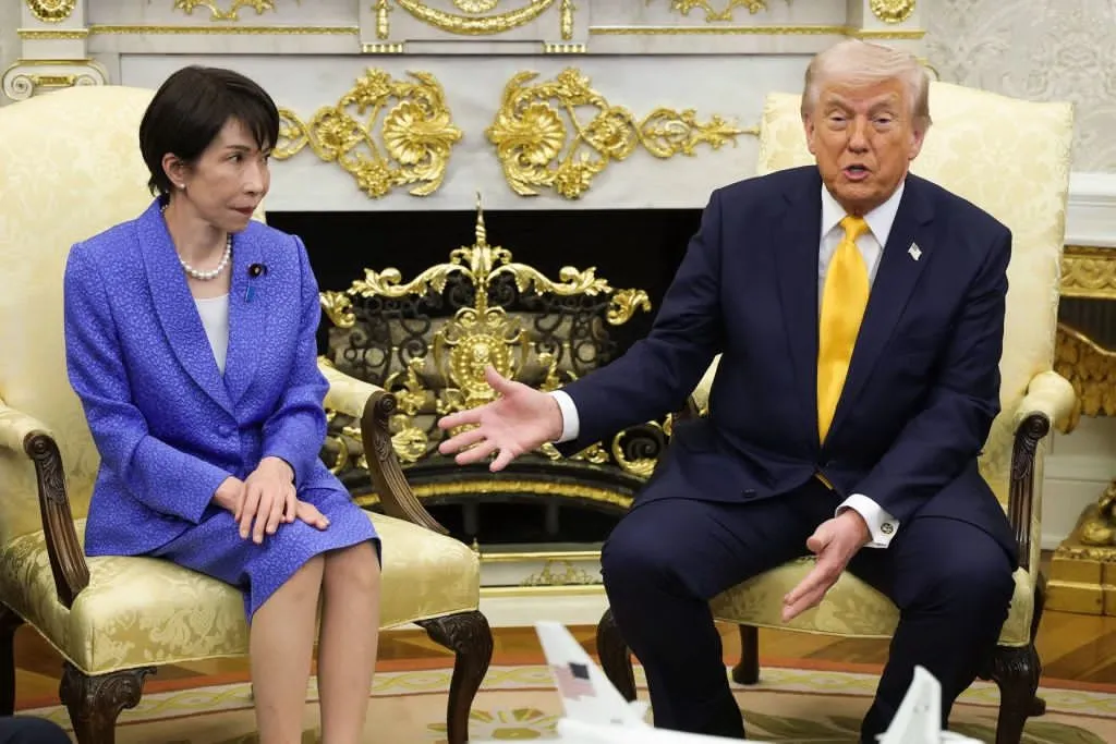 Trump bromea sobre Pearl Harbor durante reunión con primera ministra de Japón