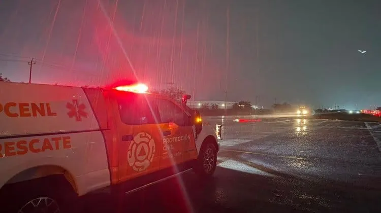 Lluvias y viento provocan caída de árboles, postes y apagones en Nuevo León