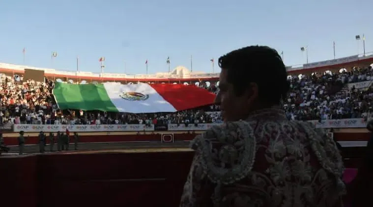 Grito de “fuera Morena” estalla en corrida de toros en Irapuato tras honores a la Bandera
