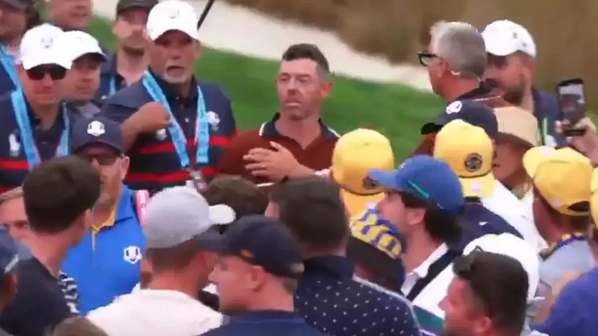 Rory McIlroy y su esposa son agredidos con cerveza durante la Copa Ryder