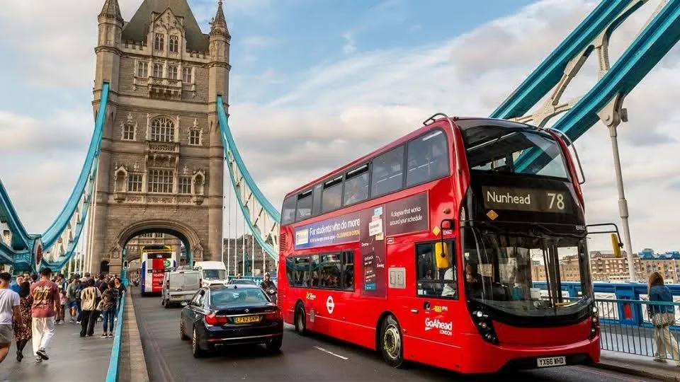 Inglaterra plantea multas de hasta 100 libras por escuchar música a alto volumen en autobuses