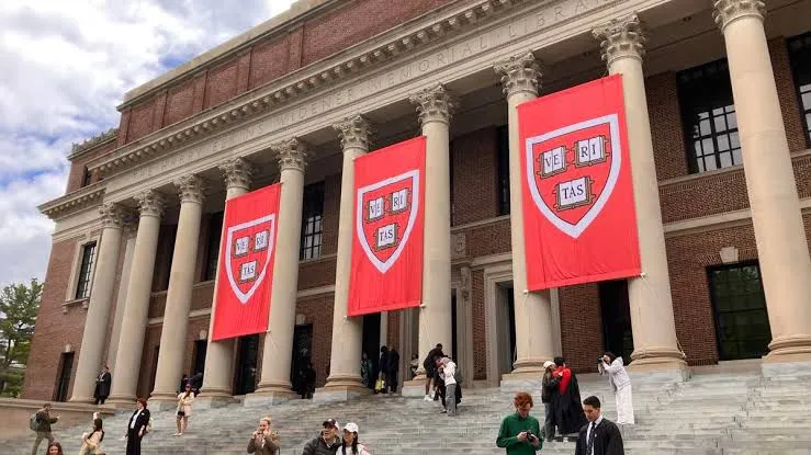 Trump ordena a Harvard entregar información sobre estudiantes extranjeros