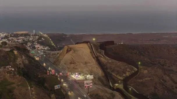 Construye EU muro en el río Tijuana Violando Tratados Internacionales