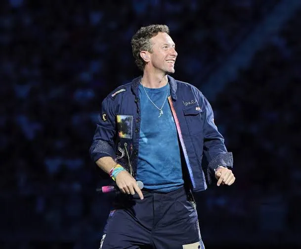 Chris Martin advierte sobre uso de cámaras tras escándalo del CEO de Astronomer
