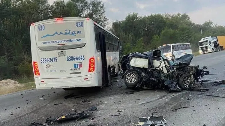 Fuerte choque en Pesquería deja tres muertos y 29 personas heridas