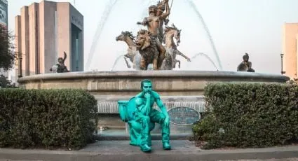 Intervención artística en la Macroplaza visibiliza crisis global de saneamiento