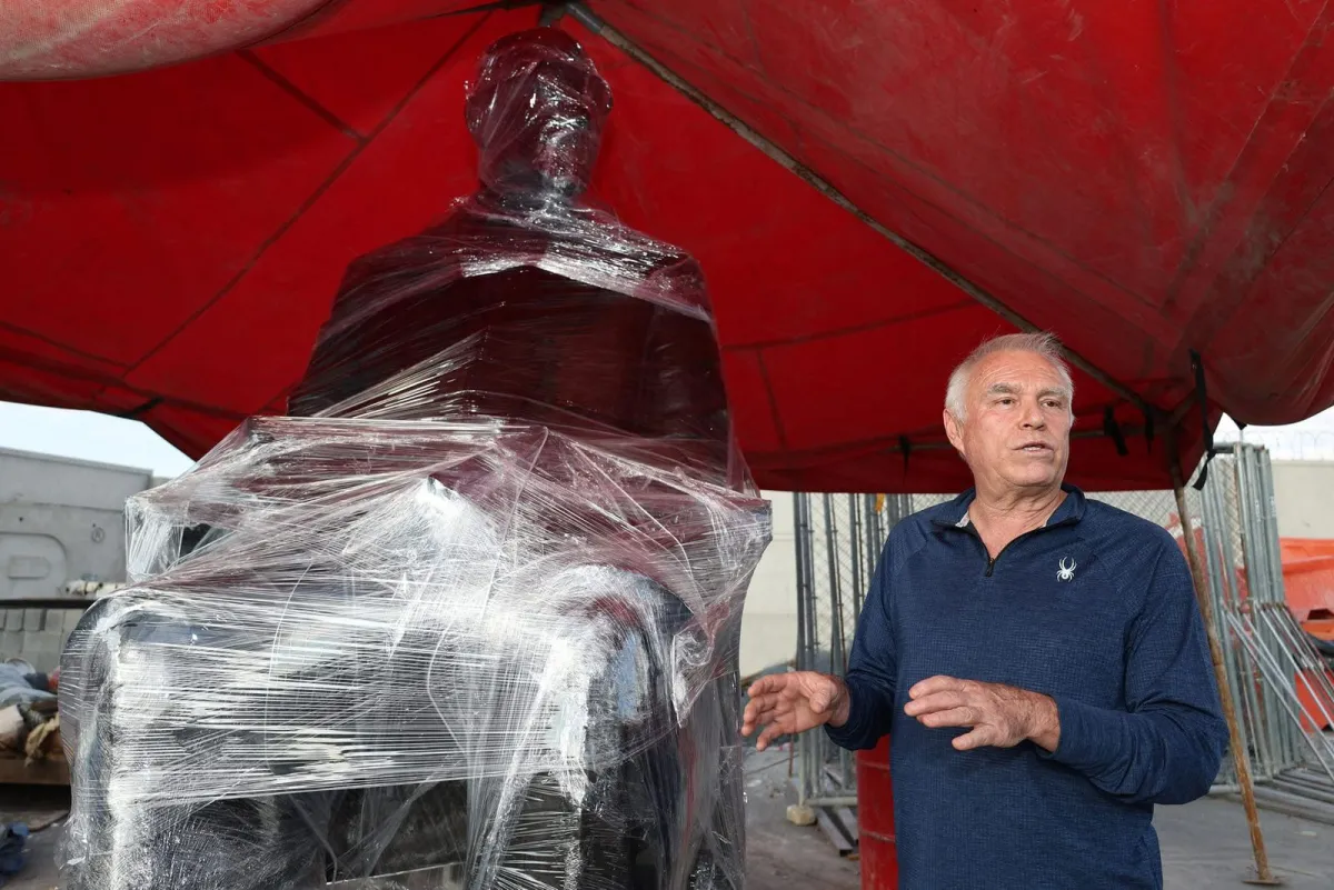 Concluyen trabajos de restauración de la escultura de Vito Alessio Robles en Saltillo