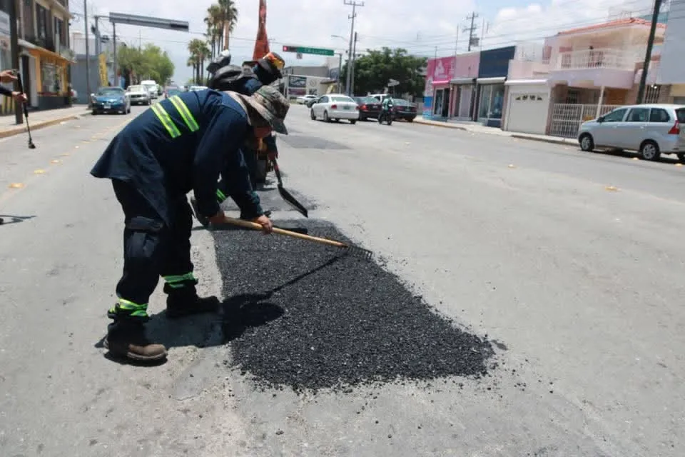 Refuerzan rehabilitación de calles en colonias de Saltillo para mejorar la movilidad