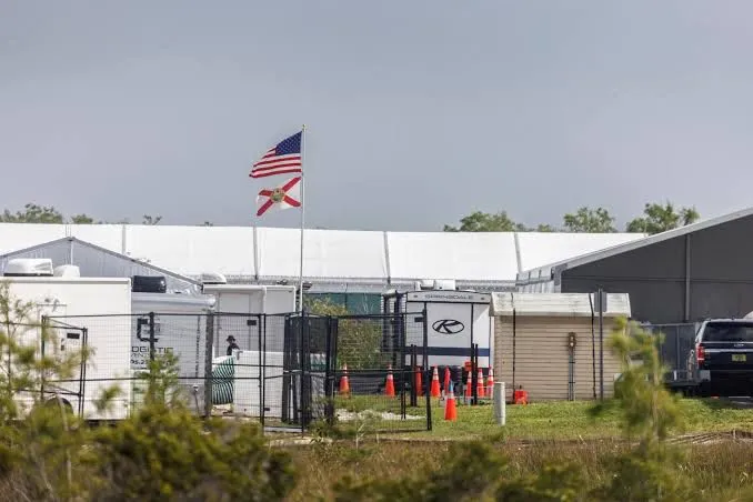 Cónsul mexicano visita centro migratorio Alligator Alcatraz y entrevista a más de 30 connacionales