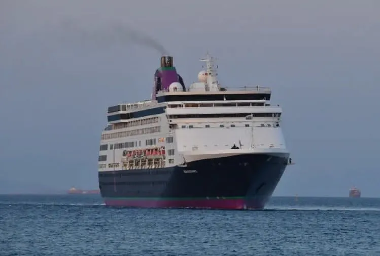 Muere pasajero y aíslan a mil 700 personas en crucero de Francia por brote de gastroenteritis