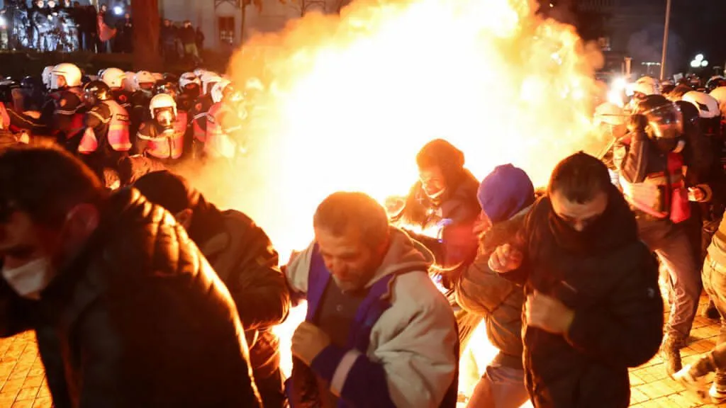 Protesta en Albania deja enfrentamientos entre manifestantes y policía