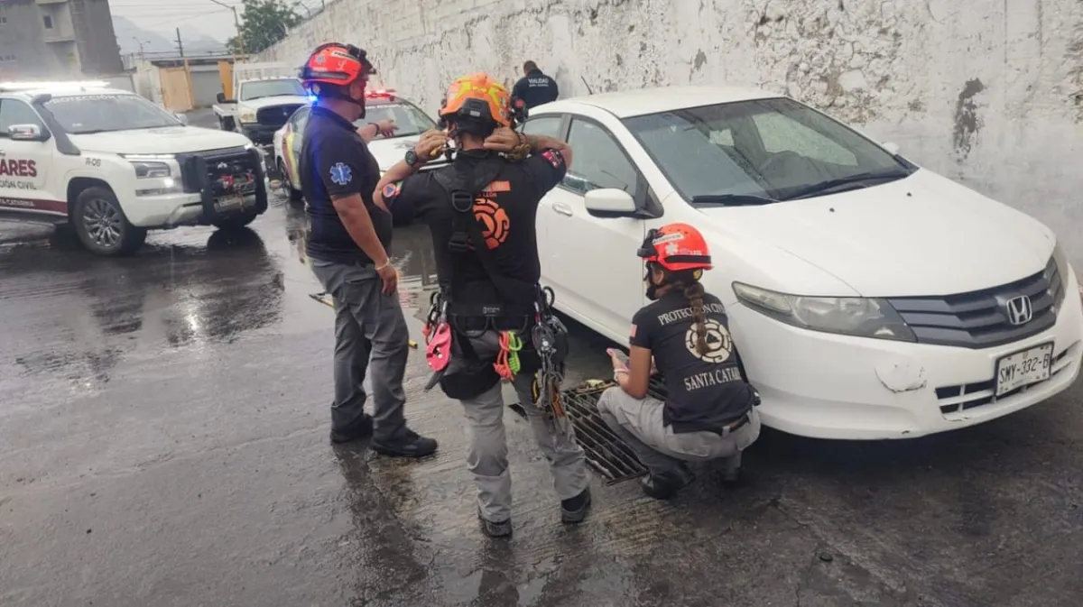 Rescatan a mujer atrapada en alcantarilla en Santa Catarina