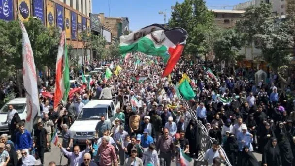 Miles de iraníes marchan en apoyo al gobierno y al Ejército frente a Israel