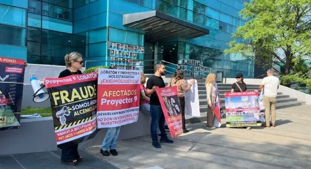 Inversionistas protestan afuera de Fiscalia en Monterrey por presunto fraude en desarrollos inmobiliarios