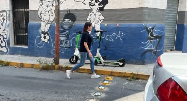 Scooters y bicicletas compartidas generan obstáculos en banquetas del Centro de Monterrey