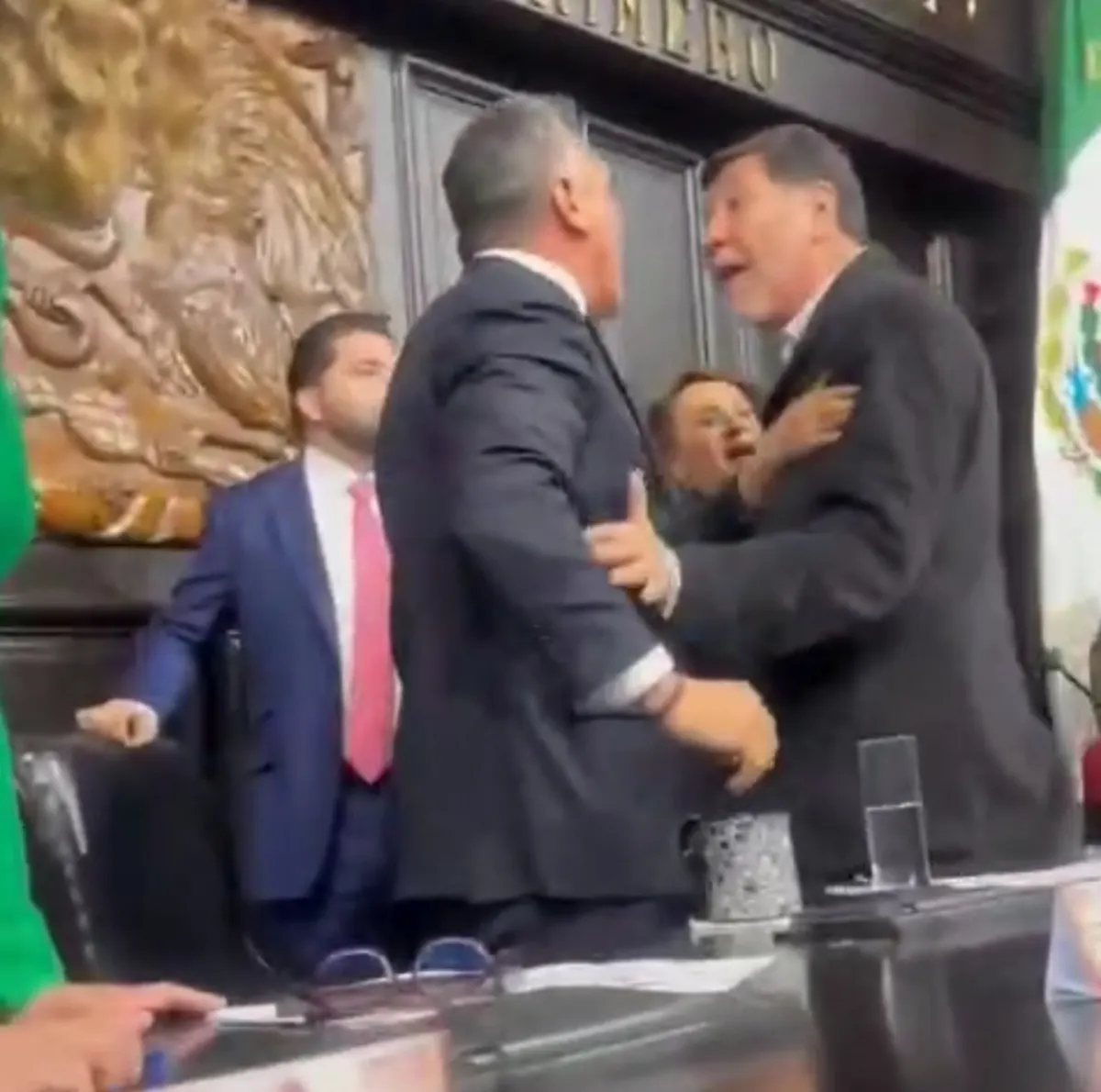 Se agarran a golpes 'Alito' Moreno y Fernández Noroña en el Senado