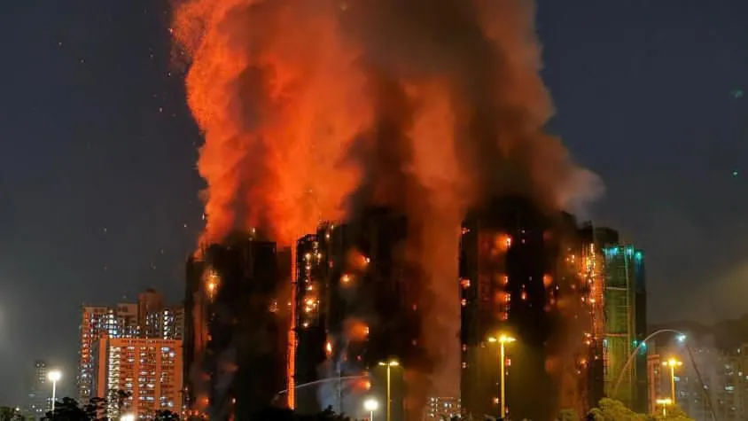 Incendio en complejo residencial de Hong Kong deja al menos 13 muertos