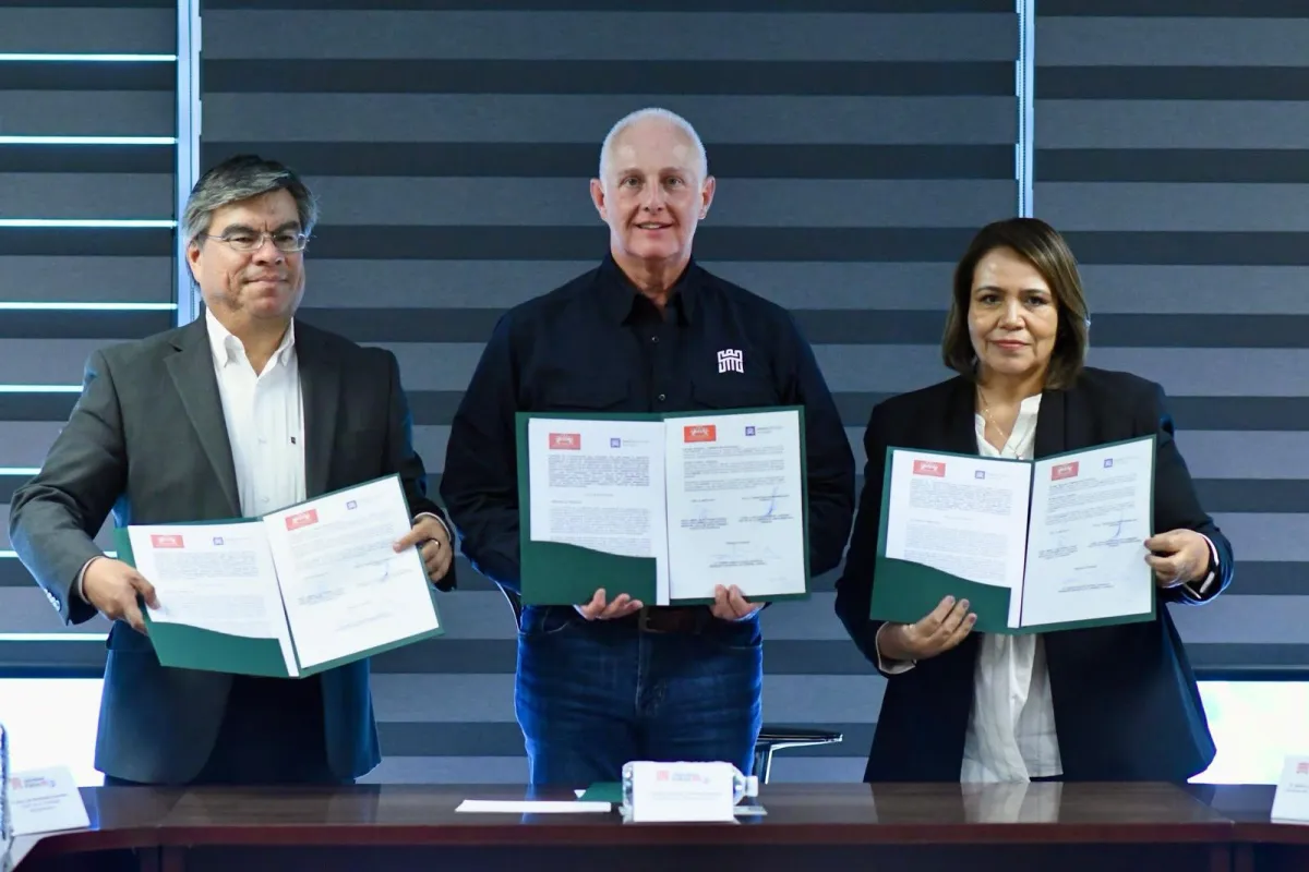 Román Cepeda firma convenio con la Ibero Torreón para empoderar a las mujeres
