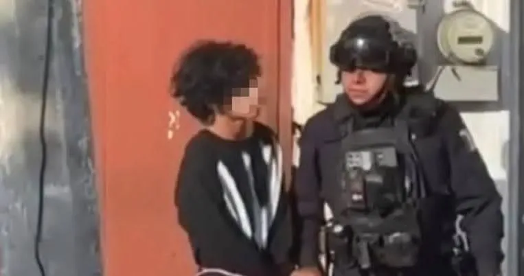 Estudiantes someten a agresor tras ataque en preparatoria de Michoacán