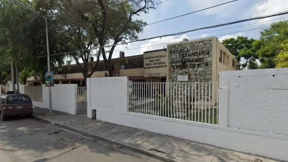 Hospitalizan a dos estudiantes tras presuntamente ingerir cristal en secundaria de Monterrey