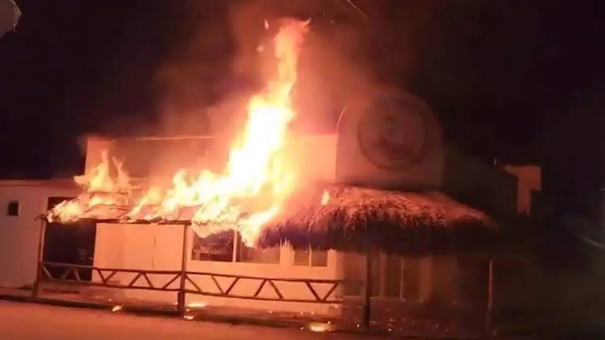 Ataque incendiario destruye restaurante en Coatzacoalcos; lanzaron bombas desde una motocicleta